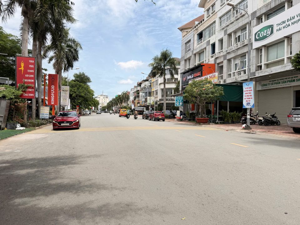 Cần Bán Nhà Thô MT Trần Trọng Cung – DT 8x30m 240m2 Giá 70
