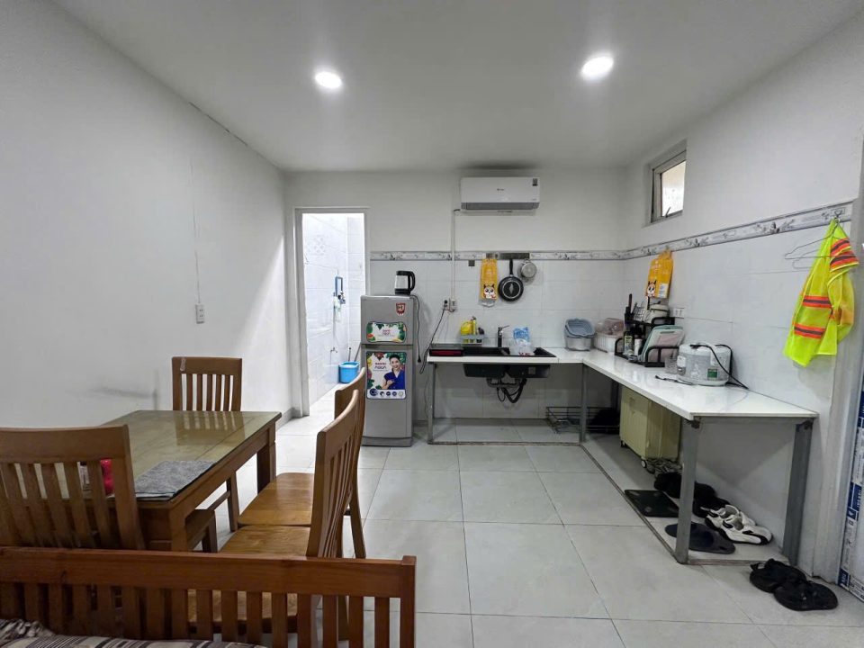 Bán Nhà MT Hoàng Quốc Việt – DT 5×24.5m (124m2) – Giá 17.5 Tỷ