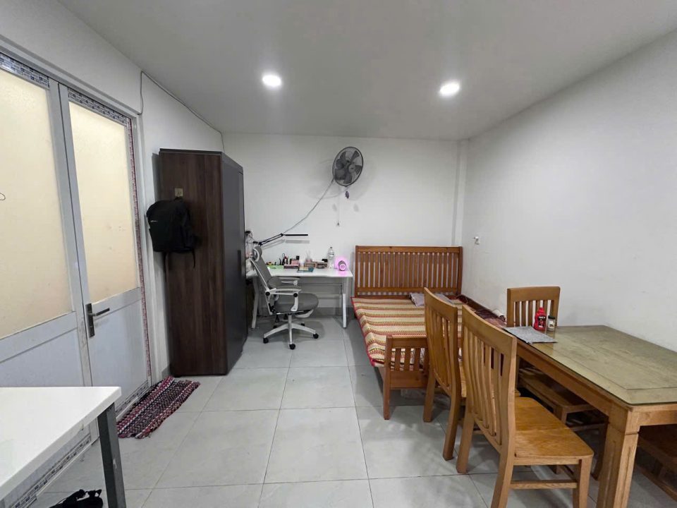 Bán Nhà MT Hoàng Quốc Việt – DT 5×24.5m (124m2) – Giá 17.5 Tỷ