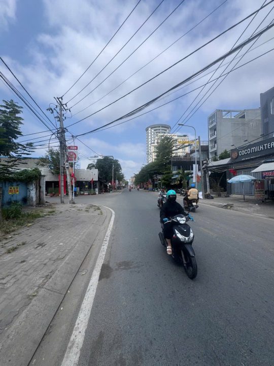 Bán Nhà MT Hoàng Quốc Việt – DT 5×24.5m (124m2) – Giá 17.5 Tỷ
