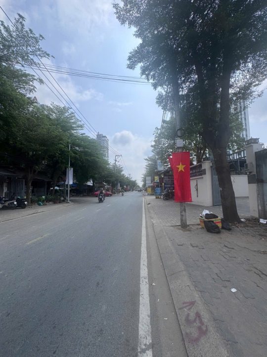 Bán Nhà MT Hoàng Quốc Việt – DT 5×24.5m (124m2) – Giá 17.5 Tỷ