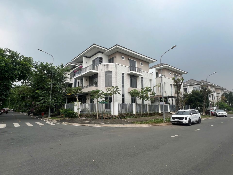 CĂN GÓC LAVILA – NHÀ THÔ ĐẸP, DIỆN TÍCH LỚN 8×17,6M GIÁ BÁN 18 TỶ