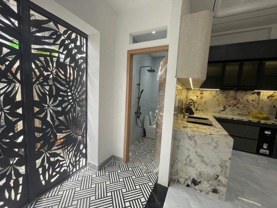 NHÀ ĐẸP MẶT TIỀN MỚI XÂY – CÓ THANG MÁY ĐƯỜNG LỚN LÂM VĂN BỀN – TÂN QUY