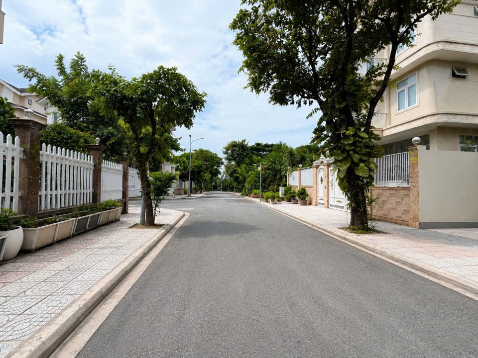 BÁN ĐẤT BIỆT THỰ KDC SADECO VEN SÔNG – QUẬN 7