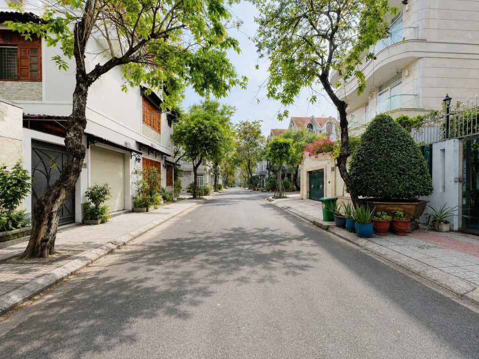 BÁN BIỆT THỰ SADECO VEN SÔNG – NHÀ ĐẸP FULL NỘI THẤT – CÓ HẦM – THANG MÁY