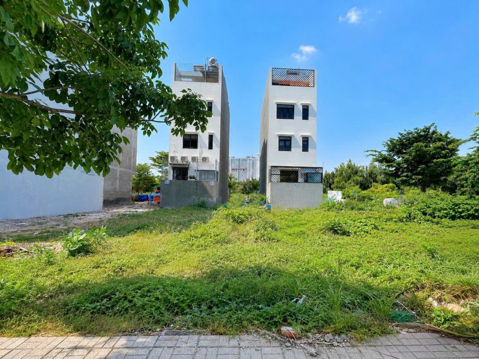🔥 HOT ĐẤT NỀN NHÀ PHỐ Q7 – MẶT TIỀN ĐƯỜNG LỚN, ĐỐI DIỆN Q7 RIVERSIDE – 90M² CHỈ 11 TỶ NET!