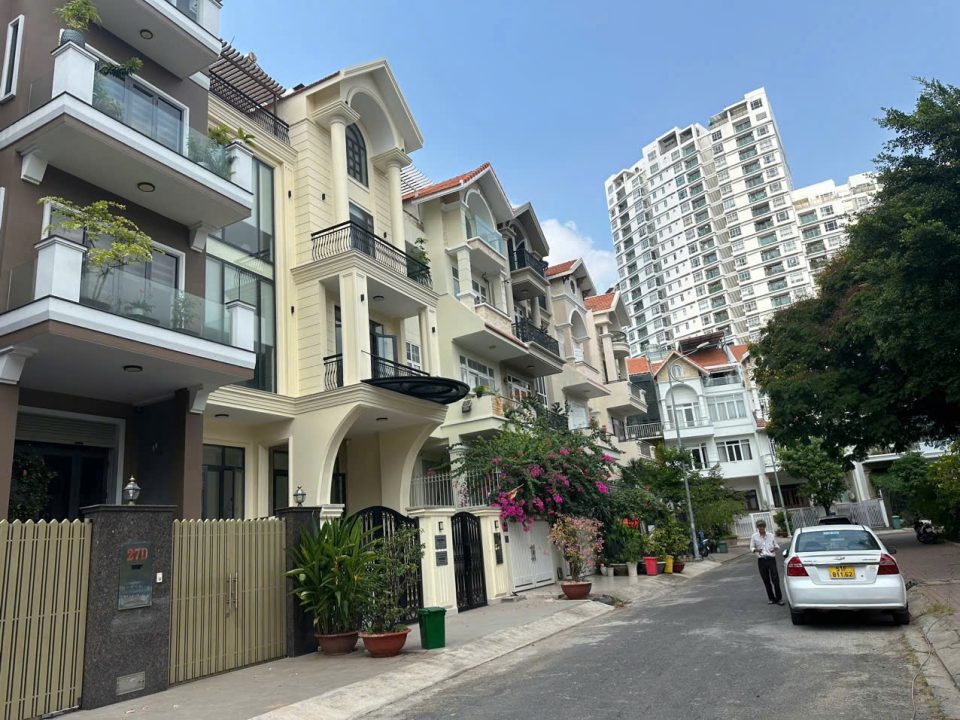 BIỆT THỰ THÔ HIM LAM DT 7,5×20  – ĐƯỜNG SỐ 4, QUẬN 7 GIÁ 43,5 T