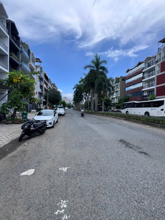 BÁN NHÀ MẶT TIỀN ĐƯỜNG D1 KDC HIM LAM – DT 5X20M 100M2 CÓ THANG MÁY GIÁ 42 TỶ TL