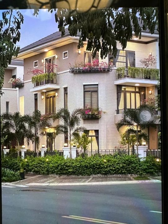 CĂN GÓC LAVILA – ĐƯỜNG SỐ 3 – 132,8M² – FULL NỘI THẤT – HĐT 45TR/THÁNG