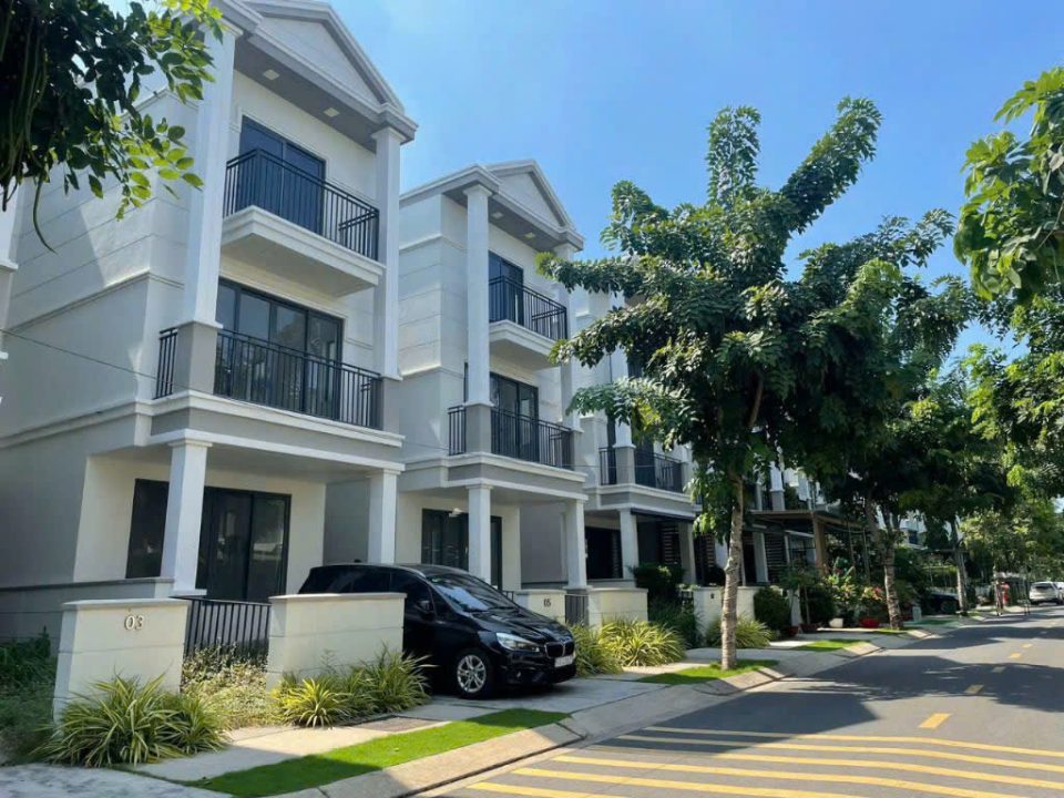 BÁN NHÀ THÔ NINE SOUTH – 28 ĐƯỜNG SỐ 11 💥 Diện tích 122,5m² – Sổ hồng – Hướng Đông Nam – Giá 17.5 tỷ