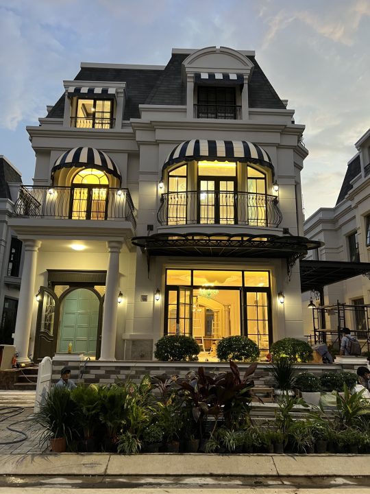 BIỆT THỰ THÔ AMELIE – NHÀ BÈ – DIỆN TÍCH LỚN – HOÀN THIỆN NGOÀI, THÔ BÊN TRONG