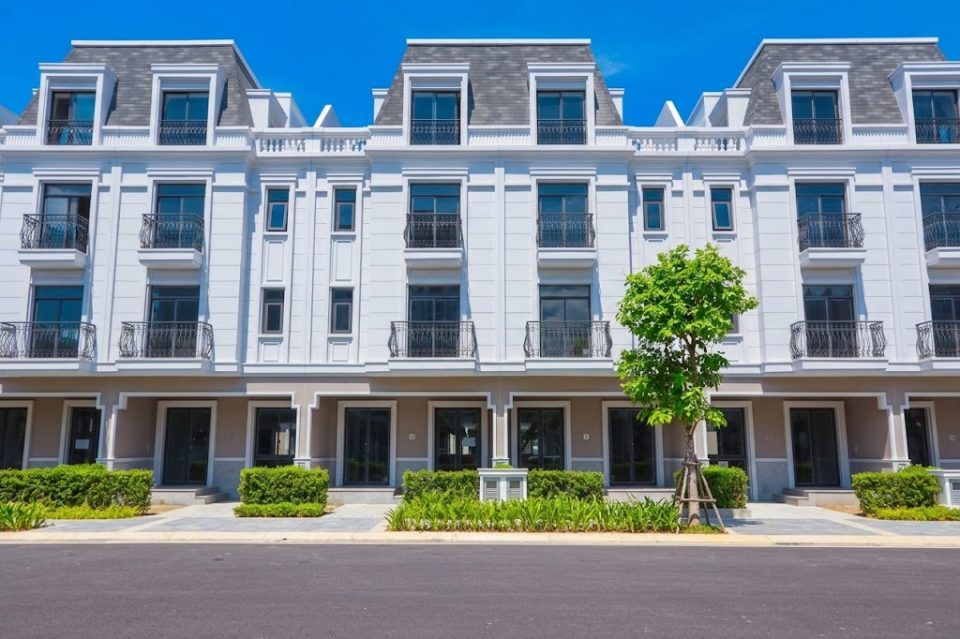 NHÀ PHỐ THÔ AMELIE NHÀ BÈ  – HOÀN THIỆN NGOÀI, THÔ BÊN TRONG – TỰ DO THIẾT KẾ